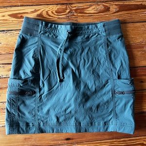 Athleta women’s army green Trekkie cargo skirt size 4